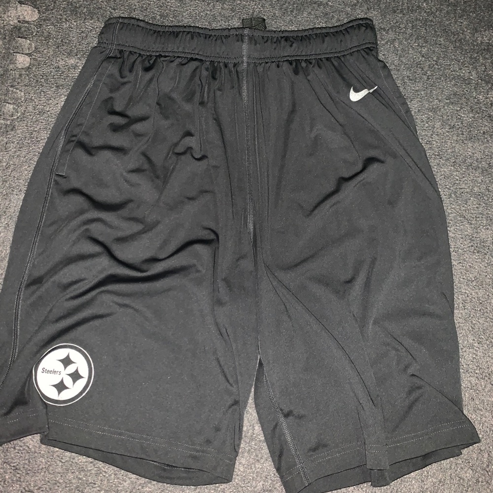 Nike dri fit Pittsburgh Steelers sz large shorts